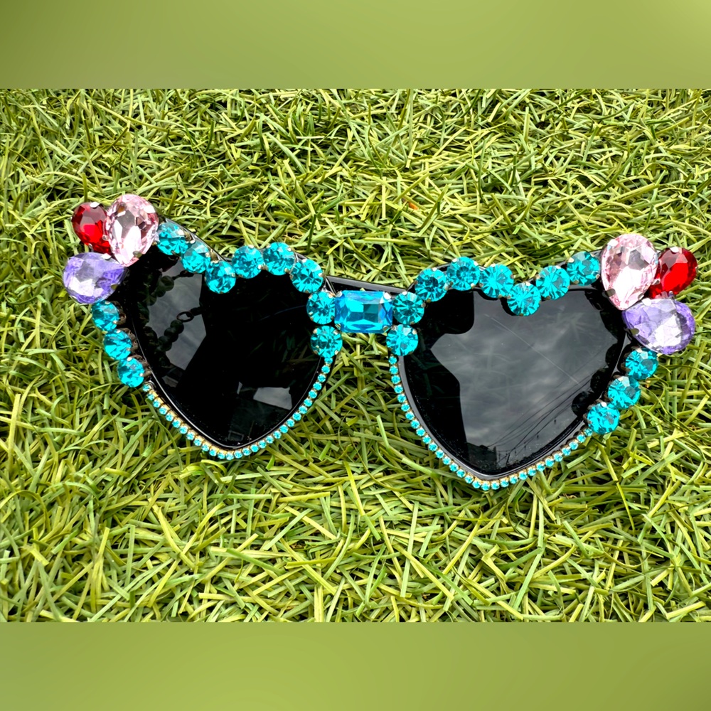 ✨Meghan Fabulous Heart Shaped Jeweled Sunglasses. NWOT